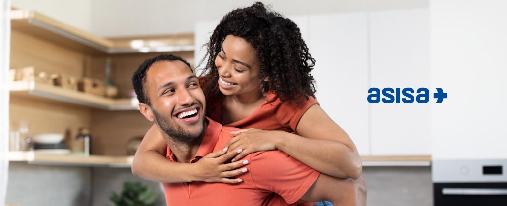 Senhora às cavalitas de homem. Ambos sorriem
